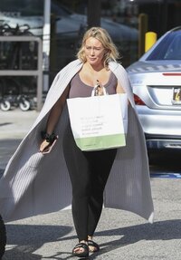 hilary-duff-grocery-shopping-at-jayde-s-market-in-los-angeles-01-18-2024-6_thumbnail.jpg