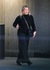 hilary-duff-arrives-at-century-city-mall-in-west-los-angeles-12-12-2023-5.jpg