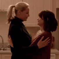 Katherine_Heigl_kiss_Alexis_Blede.gif