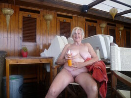 Nonna nuda fuori dallla cabina.jpg