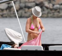 Britney-Spears-Wearing-Sexy-Tiny-Bikini-On-A-Yacht-04.jpg