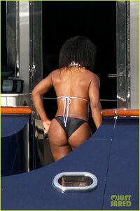 serena-williams-christmas-bikini-01.jpg