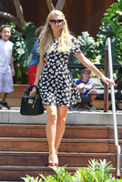 Paris_Hilton_at_the_Country_Mart_in_Malibu_July_6_2013_05.jpg