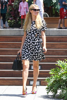 Paris_Hilton_at_the_Country_Mart_in_Malibu_July_6_2013_09.jpg