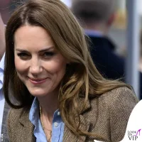 Kate-Middleton-anniversario-blazer-Holland-Cooper-camicia-Boden-jeans-Massimo-Dutti-Principe-...webp