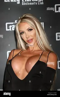 modella-attrice-e-social-media-influencer-toochi-kash-ospita-cinco-de-bellezza-bash-crazy-hor...webp