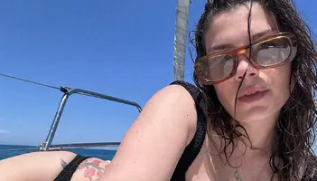 emma-marrone-in-bikini-nero.webp