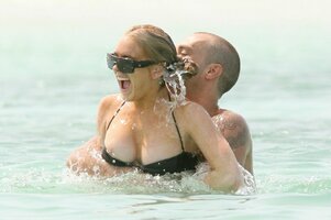 lindsay-lohan-nipple-bikini-01.jpg