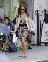 Pippa-Middleton-Out-and-About-in-South-Kensington-4.jpg
