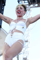 Miley-Cyrus-at-2013-iHeartRadio-9.jpg