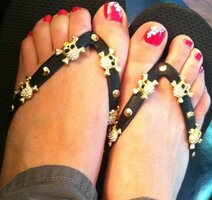 kaley-cuoco-feet-404013.jpg