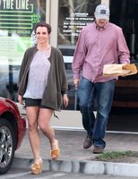 Britney Spears - Out for lunch in Agoura Hills  018.jpg