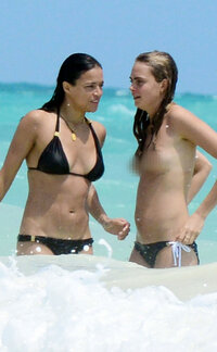 rs_634x1024-140331093730-634.cara-delevingne-michelle-rodriguez-beach.ls.33114.jpg