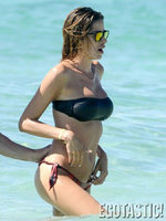 Aida-Yespica-Shows-Off-Her-Bikini-Body-At-The-Beach-In-Formentera-Spain-08-675x900.jpg