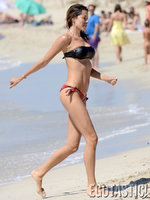 Aida-Yespica-Shows-Off-Her-Bikini-Body-At-The-Beach-In-Formentera-Spain-01-675x900.jpg