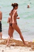 30260_Elisabetta_Canalis_in_bikini_on_beach_in_Miami_CU_ISA_050708_43_122_745lo.jpg