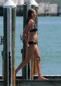 uma-thurman-wearing-a-bikini-in-miami-april-72015-x69-57.jpg