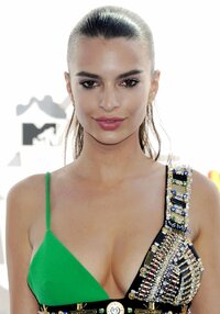 Emily Ratajkowski (14).jpg