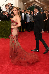 jennifer-lopez-2015-met-gala-in-nyc-5415-2.jpg