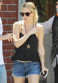 kate-hudson-in-jeans-shorts-out-and-about-in-los-angeles_5.jpg