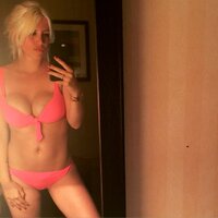 592061594_tduid300003_WandaNarainBikini_Selfie_02giugno2015_FV002_122_77lo.jpg