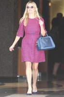 reese-witherspoon-out-and-about-in-west-hollywood-10-21-2015_9.jpg