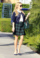 reese-witherspoon-out-amp-about-in-santa-monica-december-8-35-pics-32.jpg