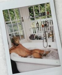 kate-hudson-in-a-bathtub-12116-instagram-pic.jpg