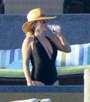 Reese-Witherspoon-in-Black-Swimsuit--17.jpg