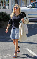 reese-witherspoon-out-in-la-8316-4.jpg