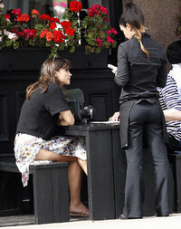 Jenna_Coleman_-_Out_for_lunch_in_London___21062013_010.jpg