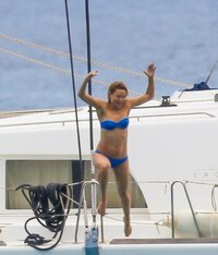 Kate-Hudson-in-Blue-Bikini-2016--30.jpg