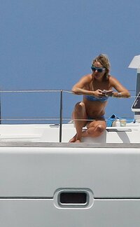 Kate-Hudson-in-Blue-Bikini-2016--35.jpg
