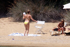 kate-hudson-bikini-candids-in-skiathos-island-july-24-32-pics-14.jpg