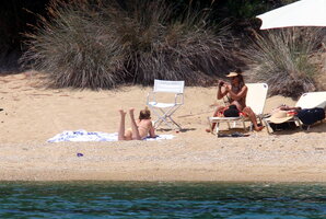 kate-hudson-bikini-candids-in-skiathos-island-july-24-32-pics-19.jpg