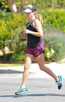 reese-witherspoon-out-jogging-in-los-angeles-08-21-2016_14.jpg