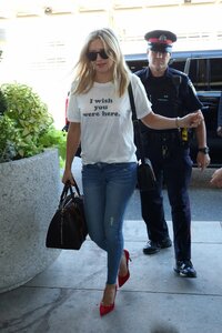 Kate-Hudson-at-Toronto-International-Airport--01.jpg