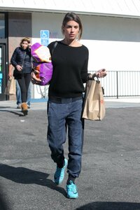 Elisabetta-Canalis--Shopping-at-Petco--14.jpg