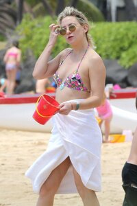 Kate-Hudson-in-Bikini-2017--12.jpg