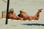 due-donne-prendono-il-sole-in-spiaggia.jpeg