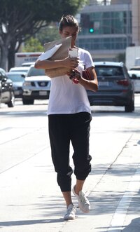 51711351_hqcelebcorner-7.jpg