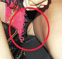 lindsay-lohan-pussy-upskirt-060509b.jpg