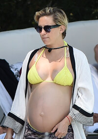 77239179_hqcelebcorner-4.jpg