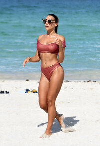 115426604_hqcelebcorner-37.jpg