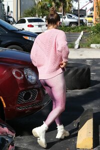 jennifer-lopez-arrives-at-a-gym-in-miami-09-25-2019-1.jpg