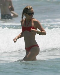 kate hudson in bikini rosso 10.jpg
