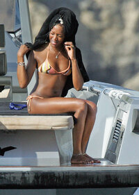 naomi campbell in bikini 01.jpg