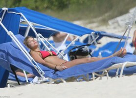 fergie in bikini rosso 44.jpg