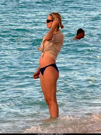 uma thurman in bikini 03.jpg