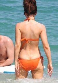 kate beckinsale in bikini arancione 08.jpg